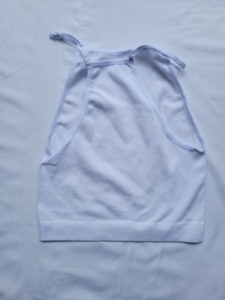 Haut blanc bras mince