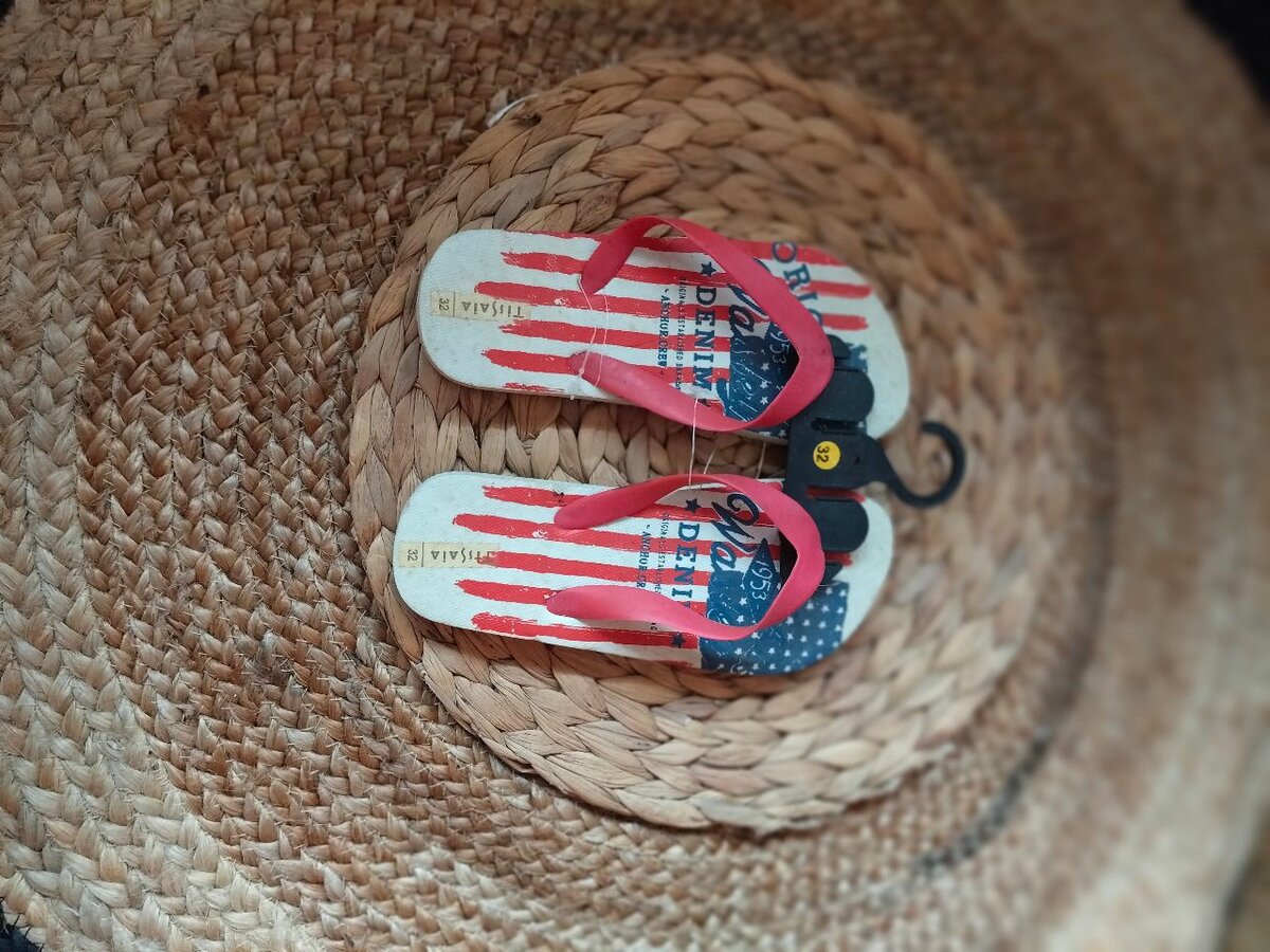 Tongs rouges à motif drapeau