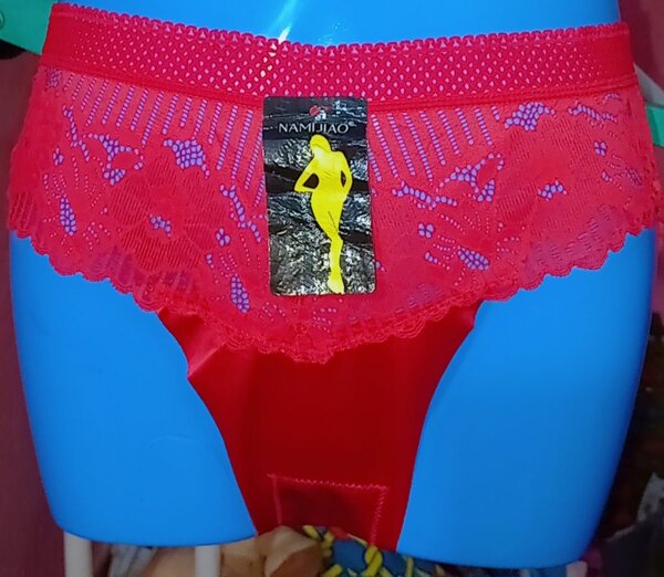 Culotte en dentelle rouge élégante