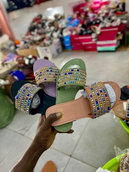 Sandales perlées colorées