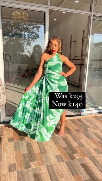 Long dress with a print on one shoulder