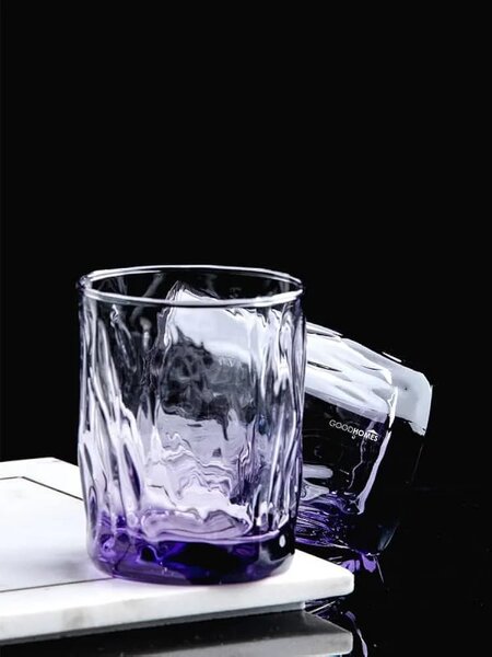 Verres à eau violets élégants