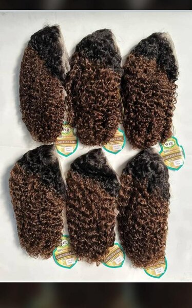 Perruque bouclée naturelle