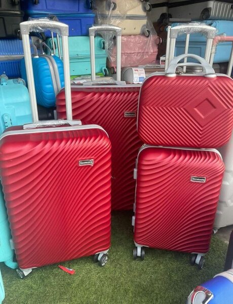 Valise rouge en plastique rigide