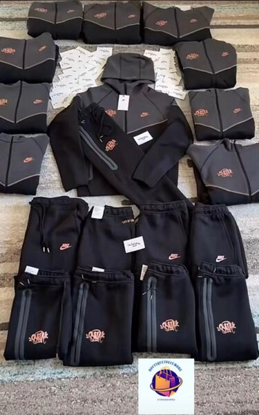 Les complets nike tech