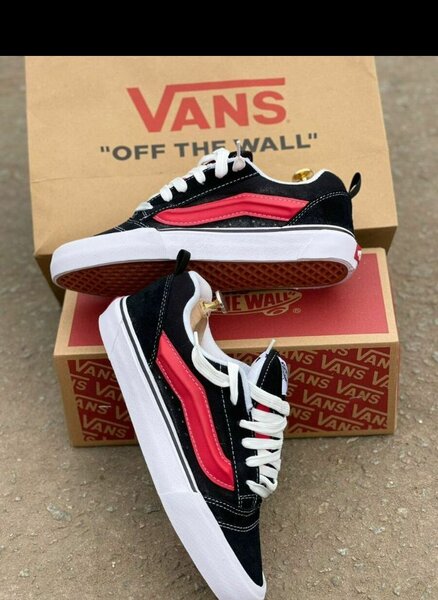 Chaussures Vans noir et rouge