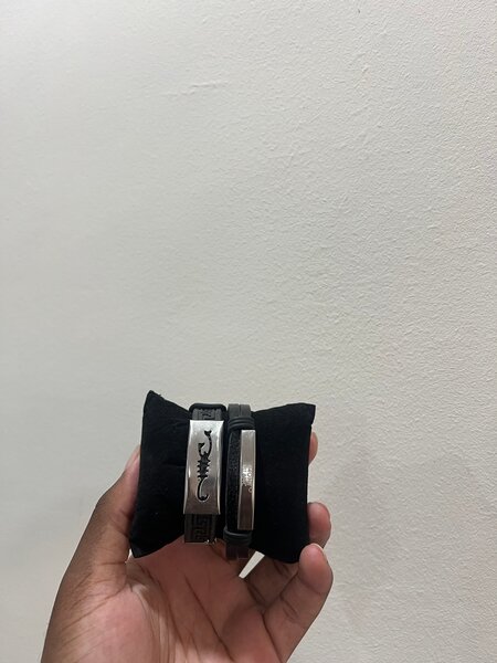 Bracelet en cuir noir avec fermoir argenté