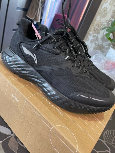 Продаю новые кроссовки от Lining (оригинал)