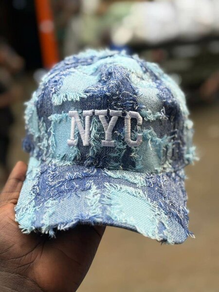 Casquette NYC déchirée bleue