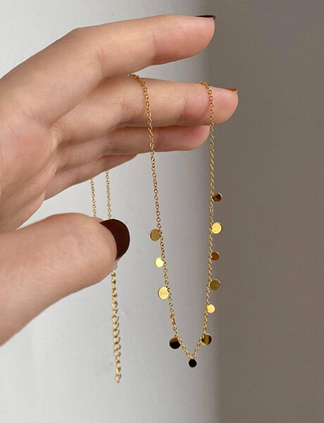 Collier doré avec motifs