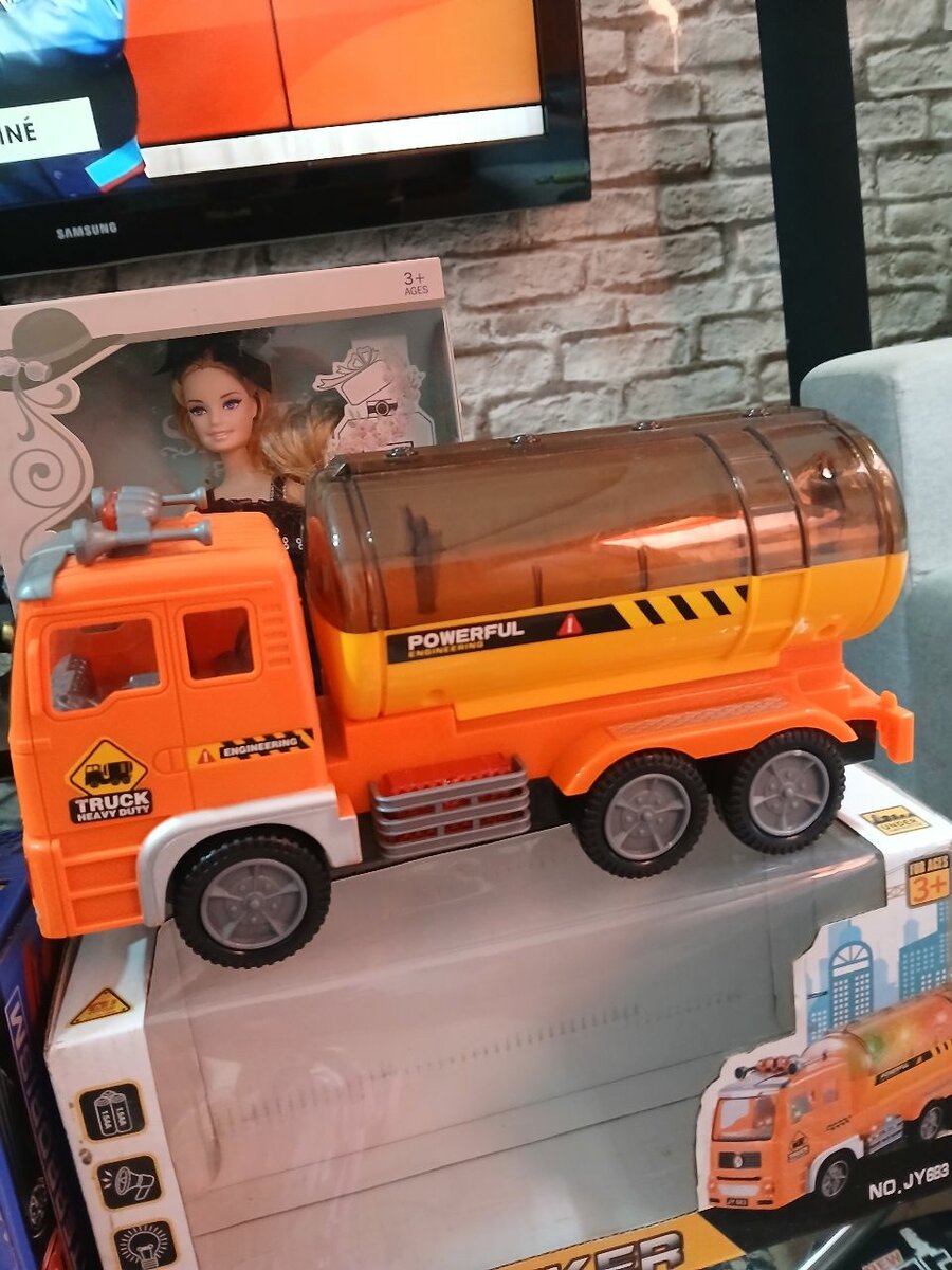 Camion-citerne jouet puissant