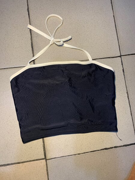 Top bandeau noir élégant