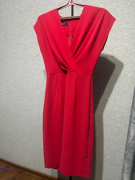 Вечернее платье с ремешком