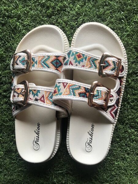 Sandales à motifs colorés