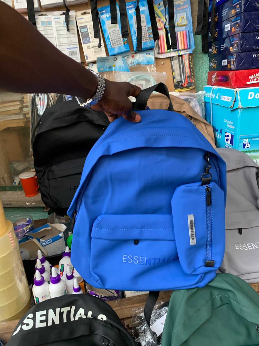 Sac à dos Essentials en trois couleurs