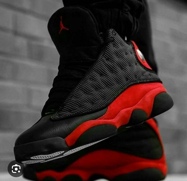 Baskets de sport noires et rouges