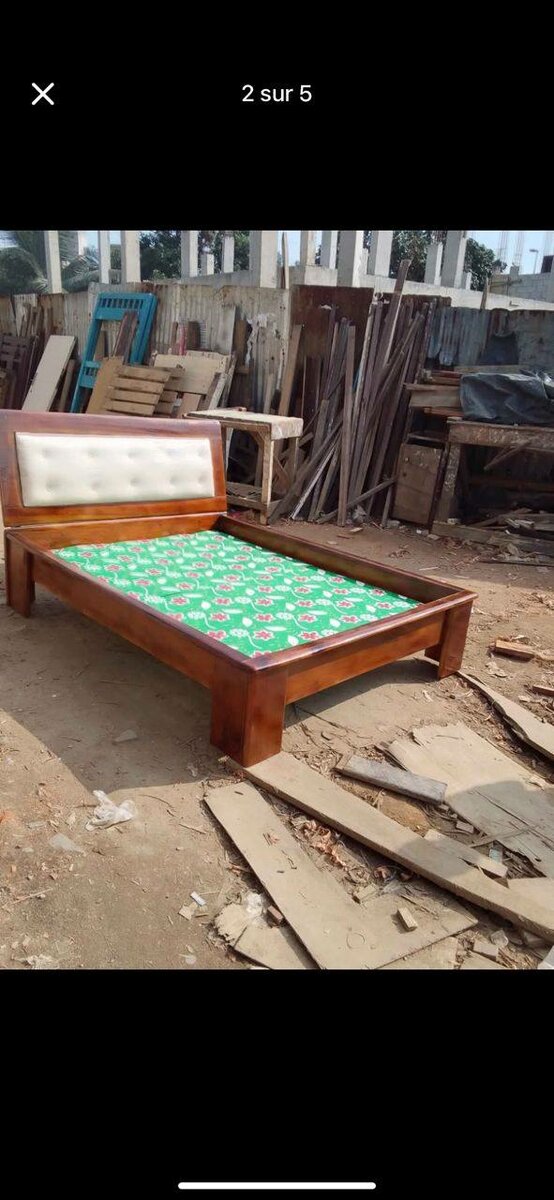 Lit double en bois robuste