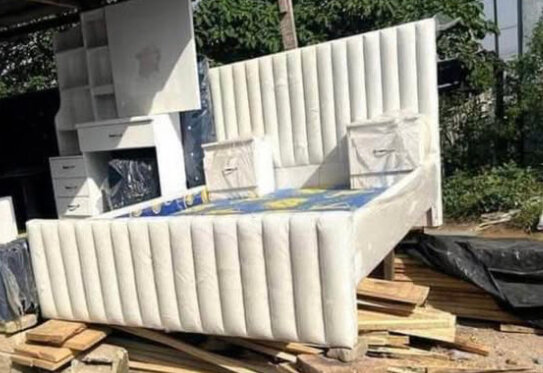 Lit double capitonné blanc simili cuir