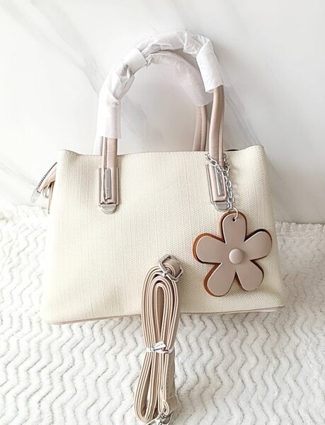 Sac à main beige élégant