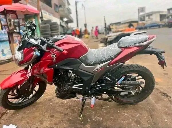 Moto Sport Rouge Puissante