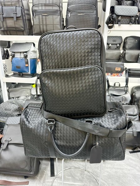 Sac à dos en cuir noir tressé