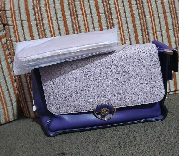 Sac à main femme violet et gris avec accessoires