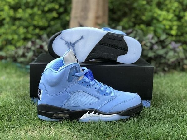 Jordan 5 university blue,comes boxed