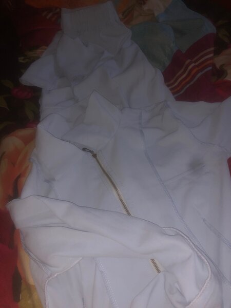 Veste blanche élégante zippée