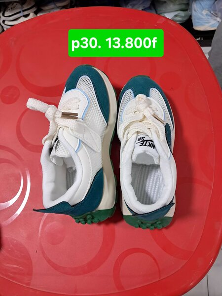 Chaussures de sport NIKE blanches et vertes