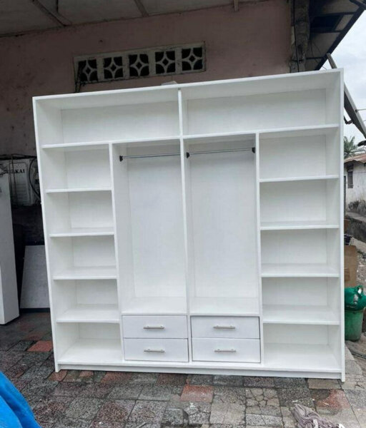 Armoire blanche moderne avec étagères