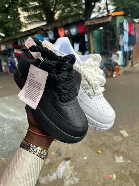 Sneakers mode en cuir noir et blanc