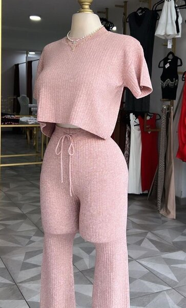 Ensemble femme : crop top et pantalon