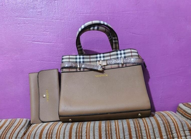 Sac à main en cuir marron avec pochette