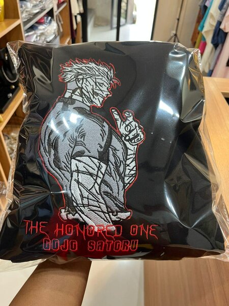 tshirt à motif gojo