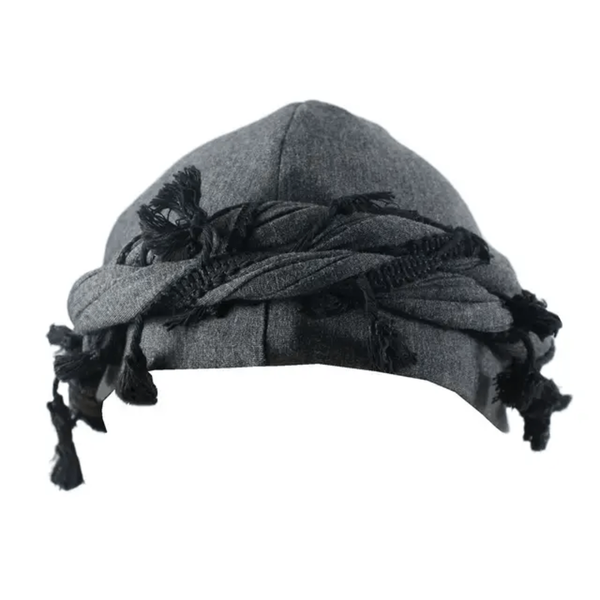 Casquette plate grise avec bandes et pompons