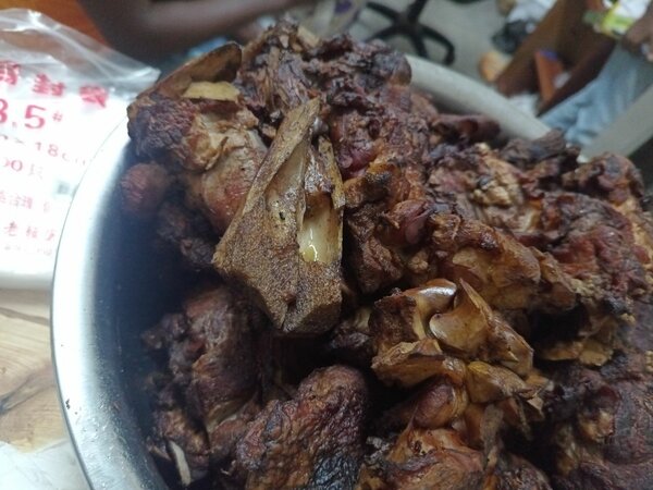 Viande grillée savoureuse