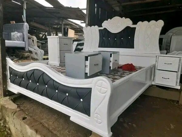 Lit double moderne avec tête de lit capitonnée