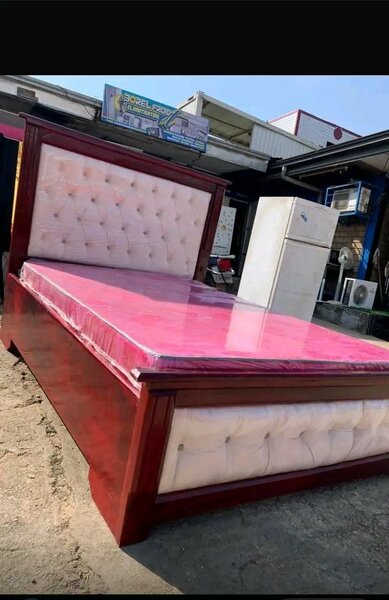 Lit en bois massif capitonné