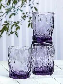 Verres à eau violets élégants