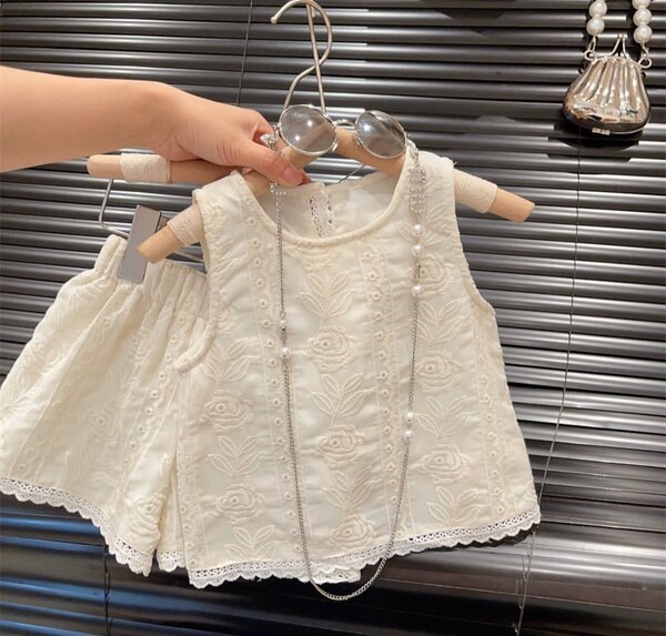 двойка шортики и необычная маечка