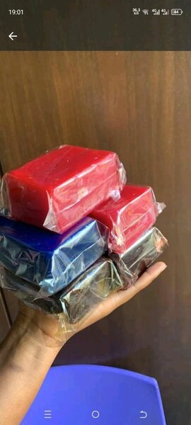 Savons artisanaux colorés