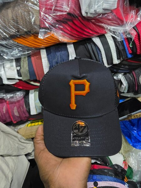 Casquette noire avec logo "P"