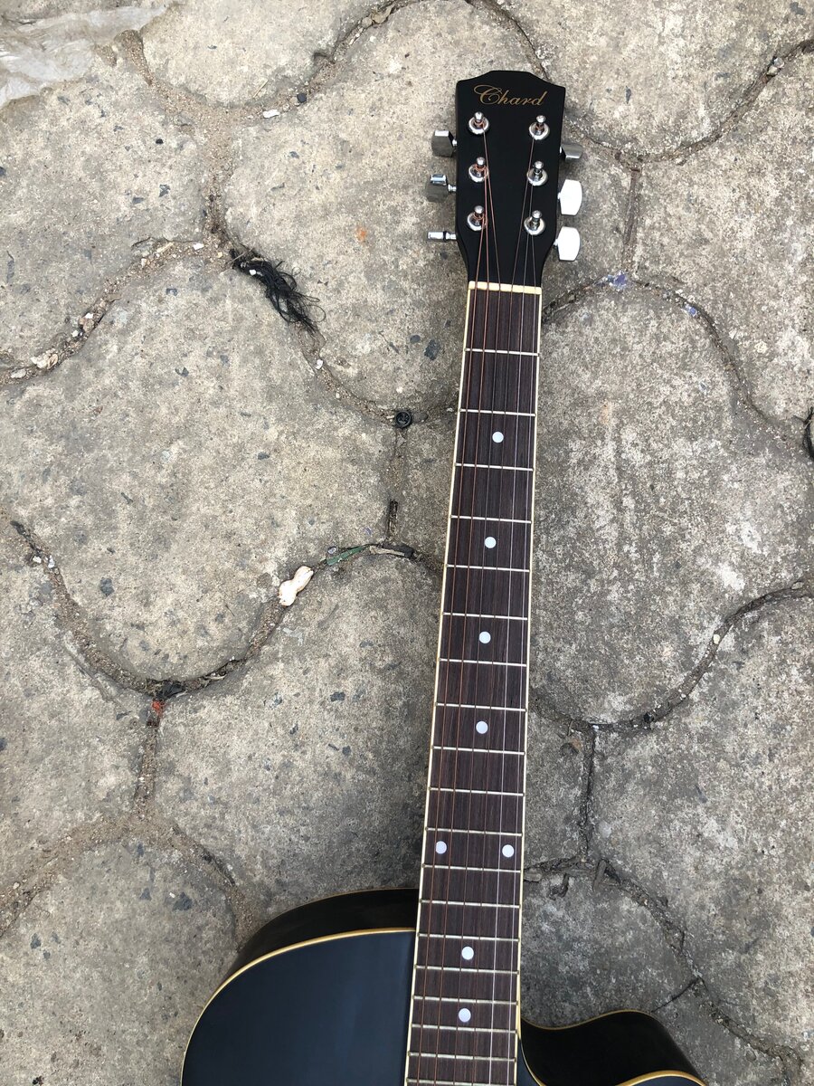 Guitare acoustique noire