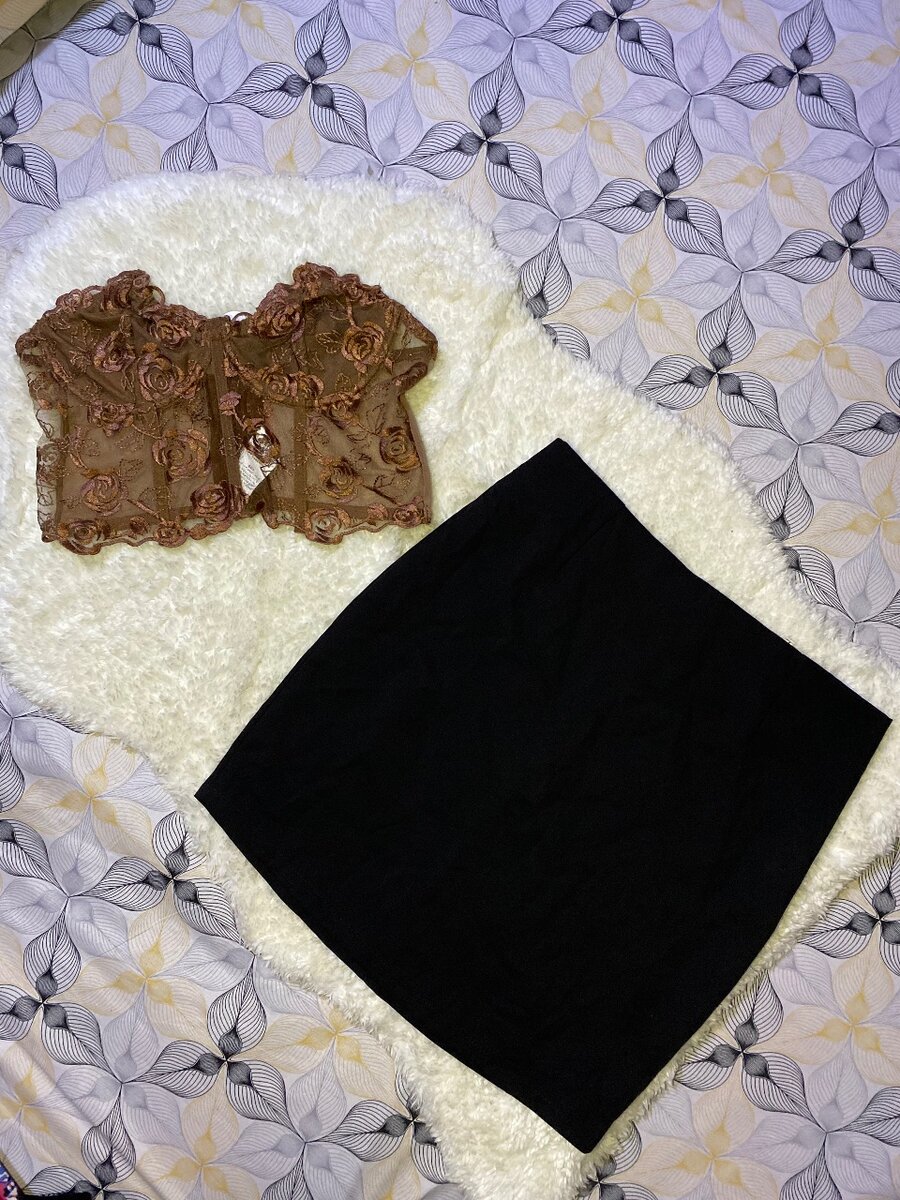 Ensemble Jupe Noire et Haut