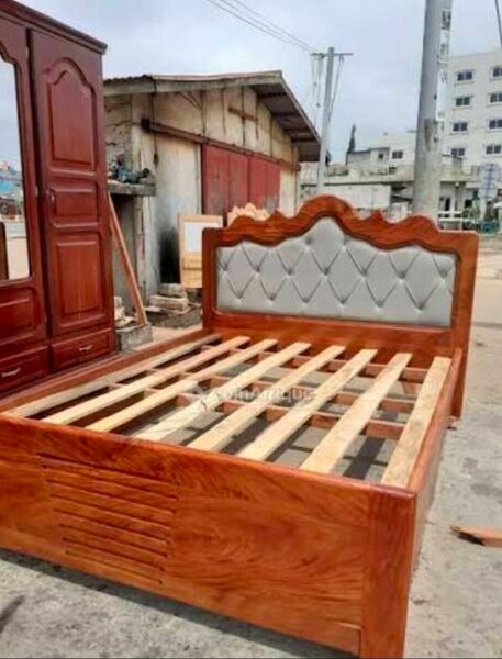 Lit en bois avec tête de lit capitonnée