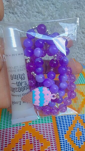 3bracelets et 1gloss