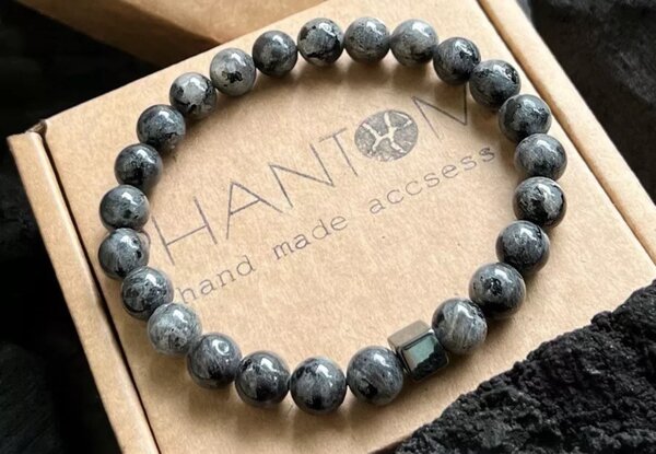 Bracelet homme femme paire de bracelet sur la main de pierre