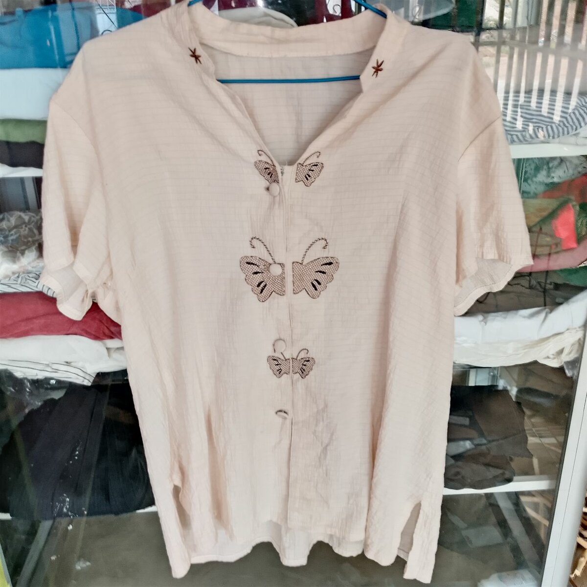 T-shirt en coton brodée papillons