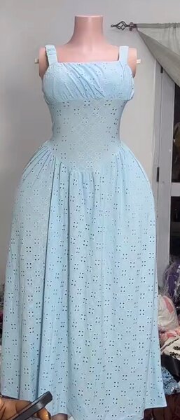 Robe longue bleu dentelle