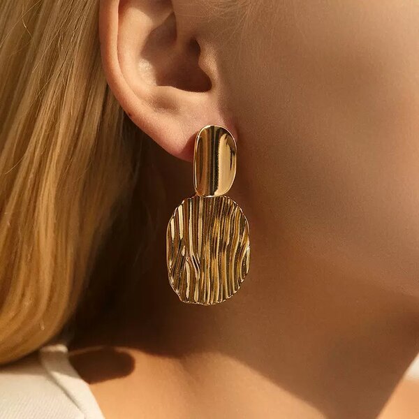 Boucles d'oreilles dorées élégantes